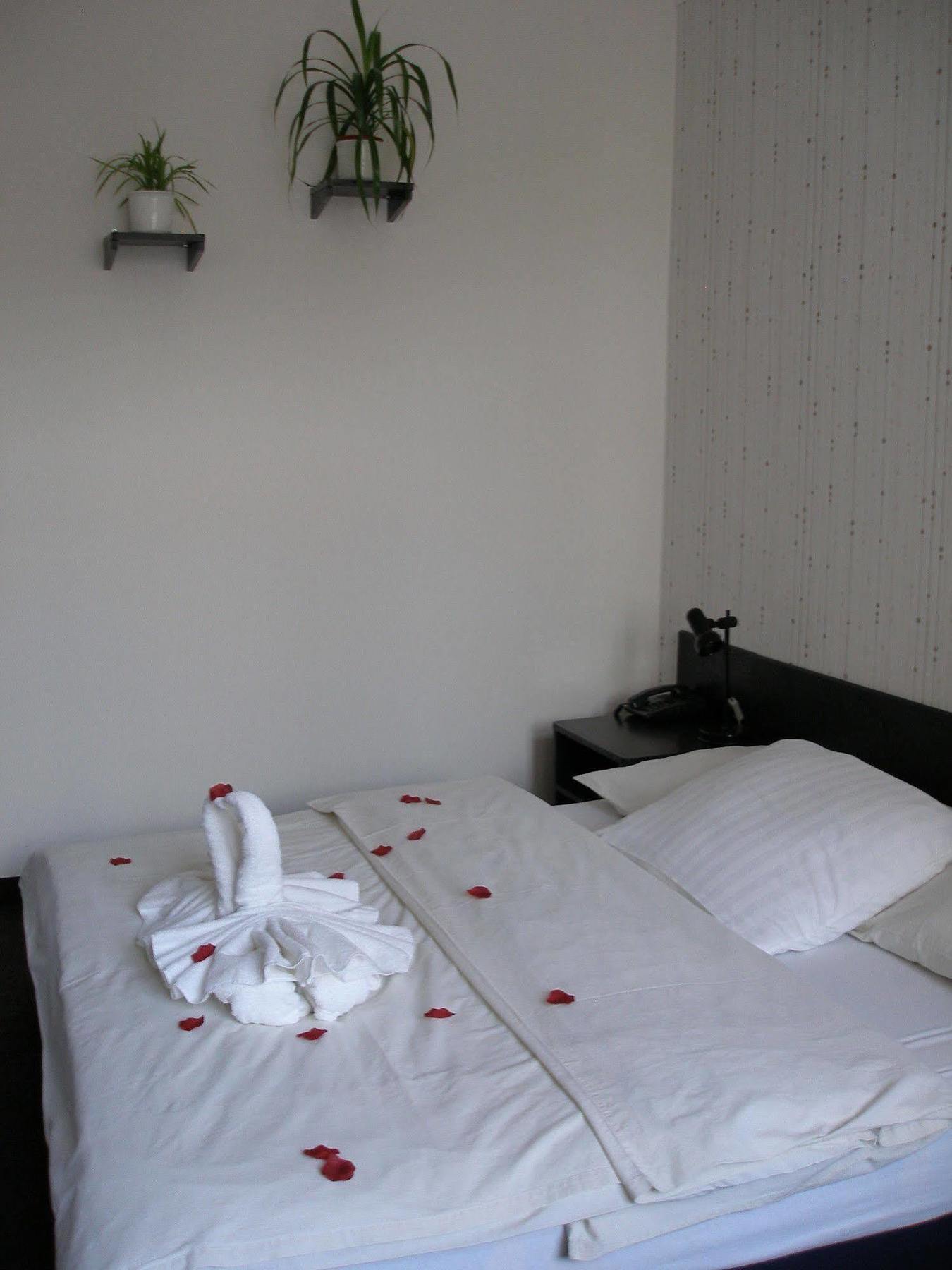 Hotel Pyramida Brünn  Kültér fotó