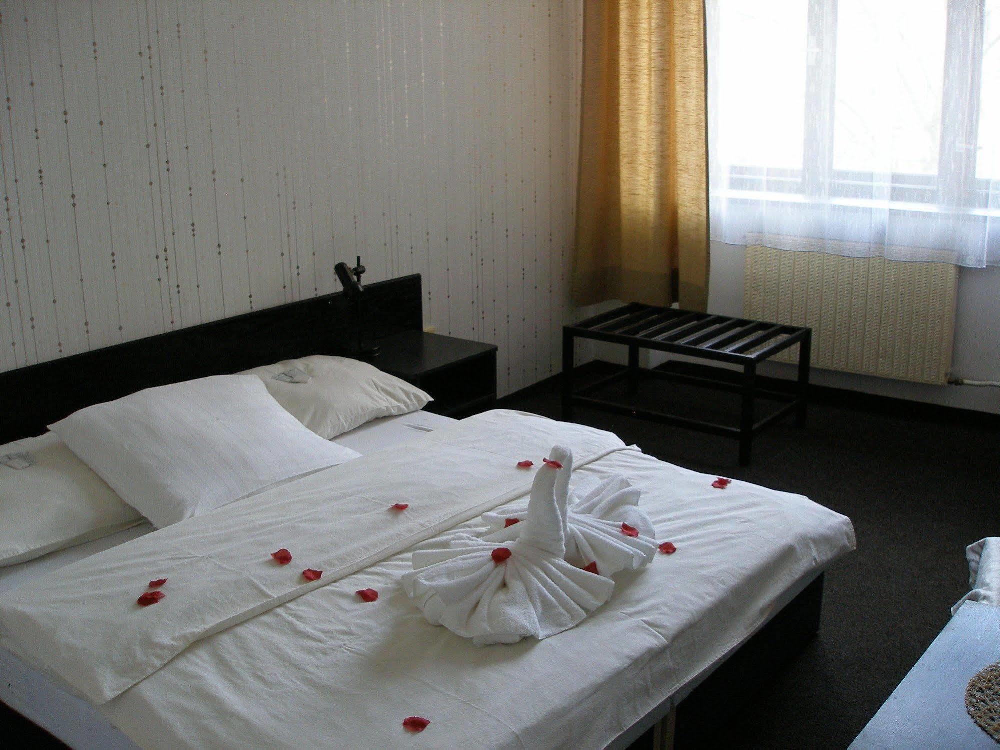 Hotel Pyramida Brünn  Kültér fotó